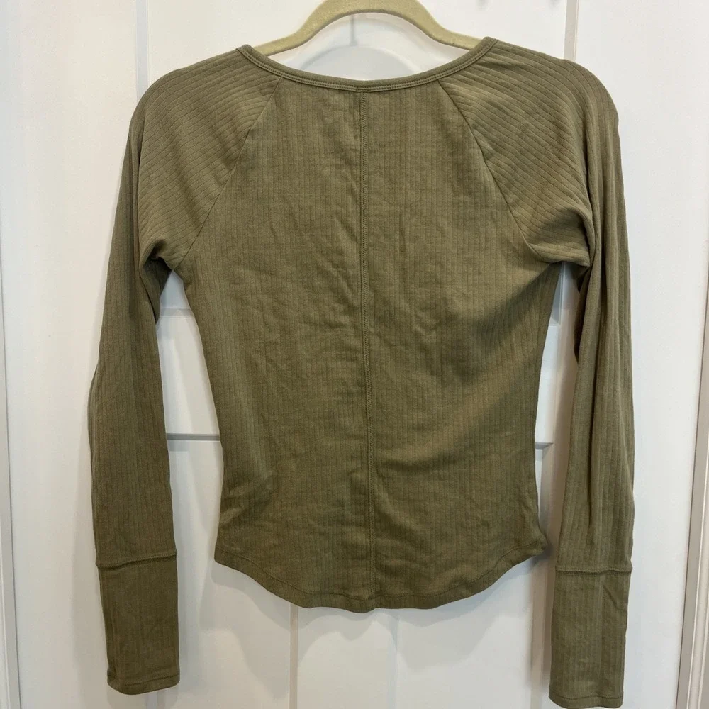 Free People Sage Green Ribbed Notched V-Neck Long Sleeve Thermal Top Size Medium